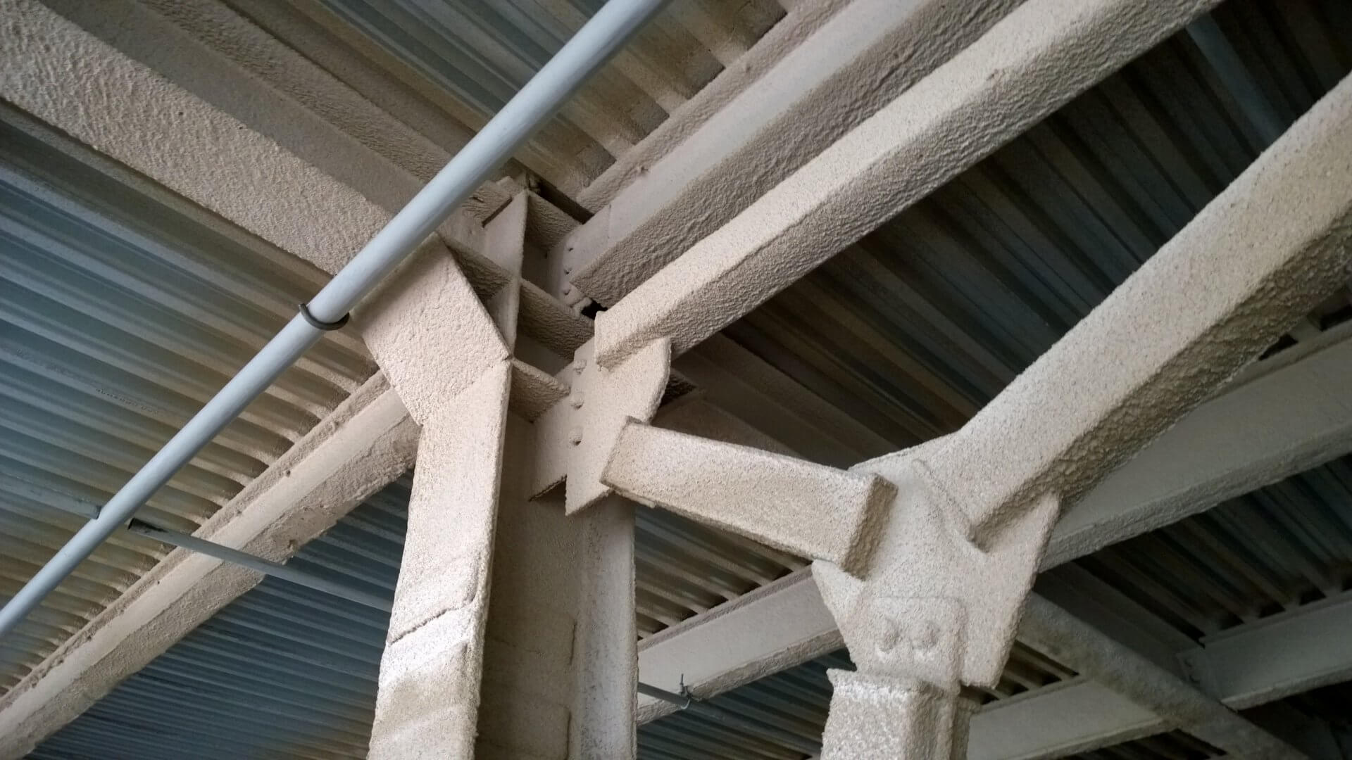 Комбинированная защита металлоконструкций: металлизация плюс окраска для максимальной стойкости