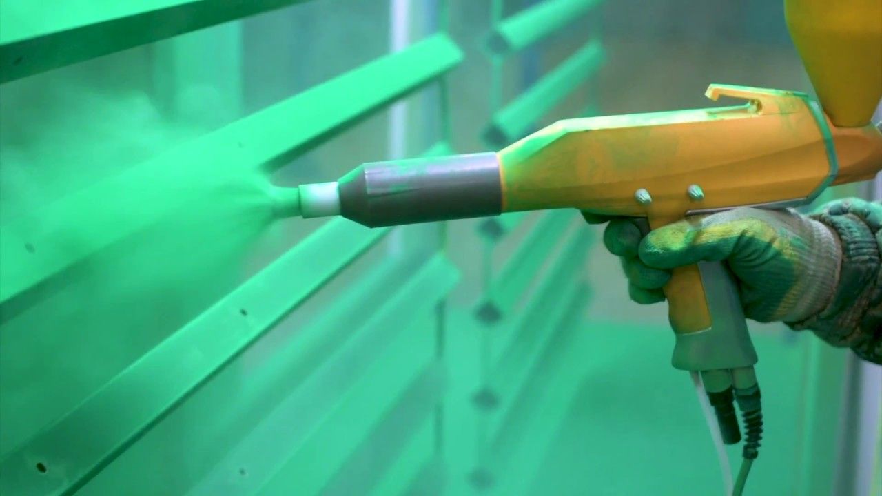 Порошковая окраска металлоконструкций: ключевые этапы и выбор оборудования для долговечной защиты