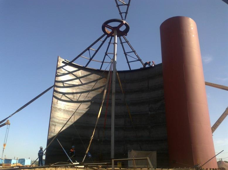 Монтаж вертикальных резервуаров: рулонный полистовой подъем