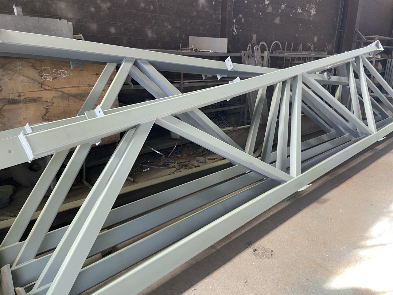 Элементы металлической рамы: стойки, ригели, связи и прогоны в составе каркаса