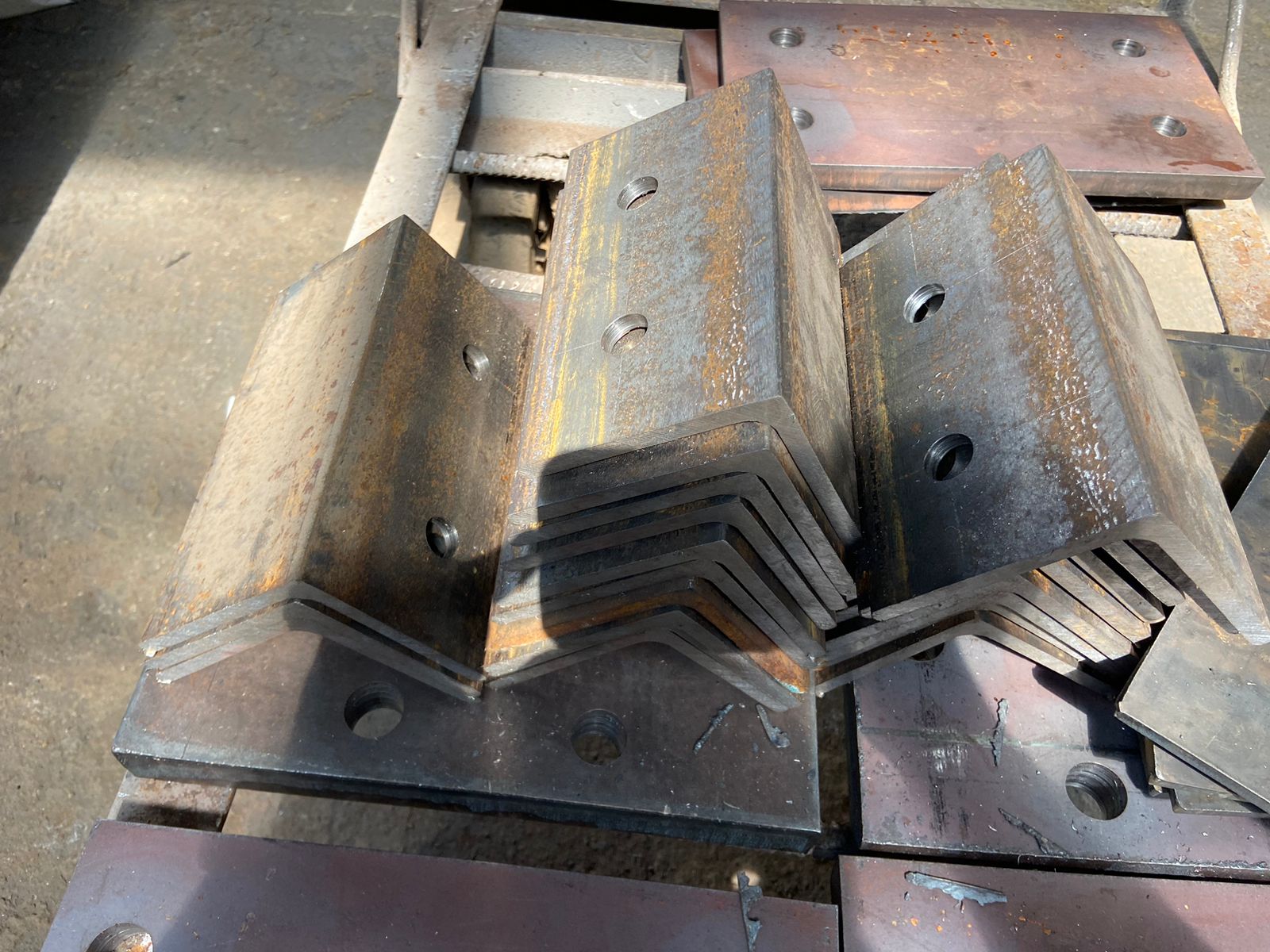 Металлические уголки - стальные равнополочные и неравнополочные уголки, изготовление и применение